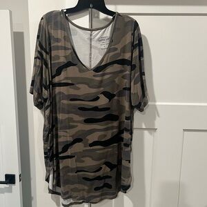 torrid Olive & Black Camo V-Neck Short Sleeve Tee